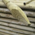 Poste de madera torneada con punta tratada para exterior