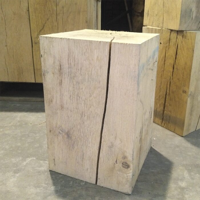 Dado de madera de roble rustico. Bloque de madera. Peana de madera, pedestal. Mesa rústica.
