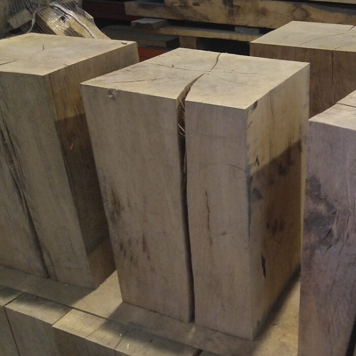 Dado de madera de roble rustico. Bloque de madera. Peana de madera, pedestal. Mesa rústica.