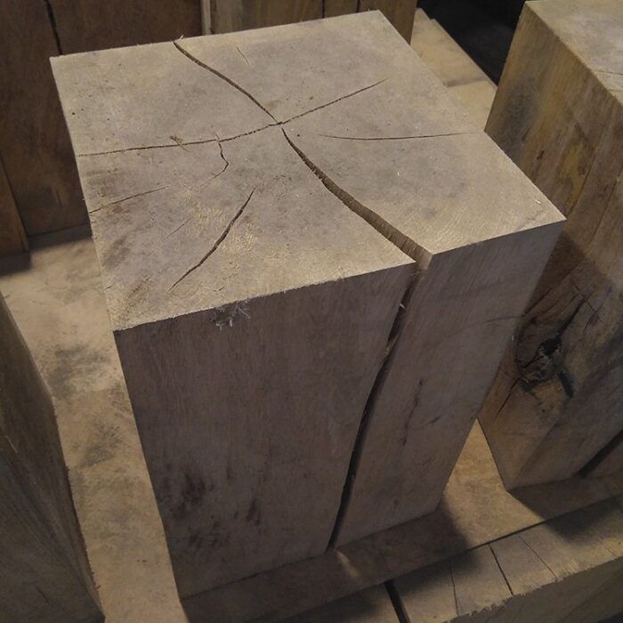 Dado de madera de roble rustico. Bloque de madera. Peana de madera, pedestal. Mesa rústica.