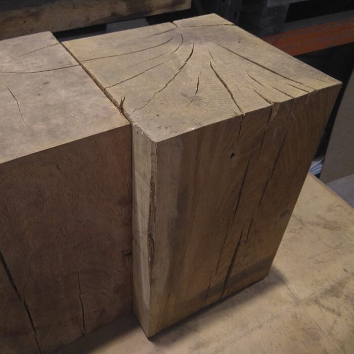 Dado de madera de roble rustico. Bloque de madera. Peana de madera, pedestal. Mesa rústica.