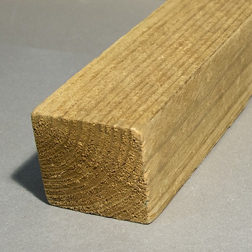 Listón de madera de pino macizo KD con tratamiento CU2