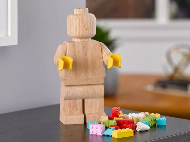 Figura de madera de roble Lego