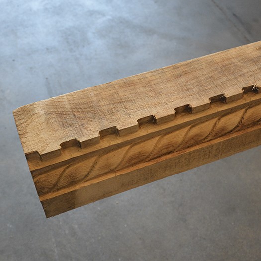 Frente de alero de madera tallada modelo trenzada con almena