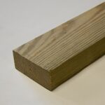 Listón de madera de pino con tratamiento