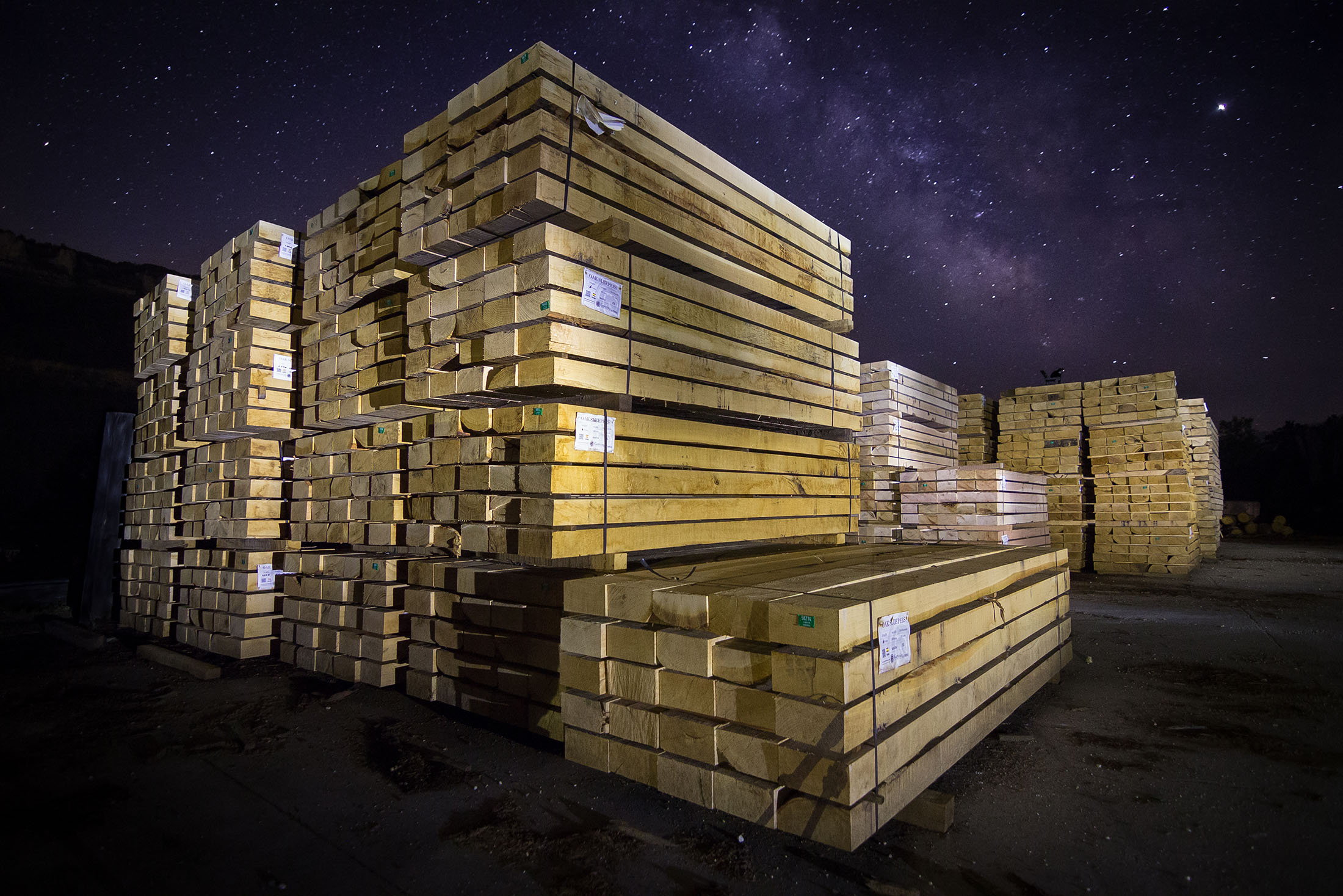 Traviesas de madera apiladas en aserradero de madera