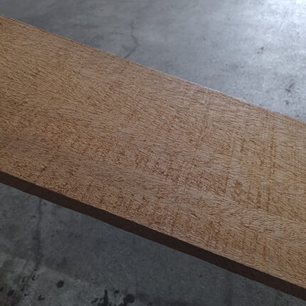Tabla de madera tropical Tatajuba canteada. Maderas Garcia Varona.