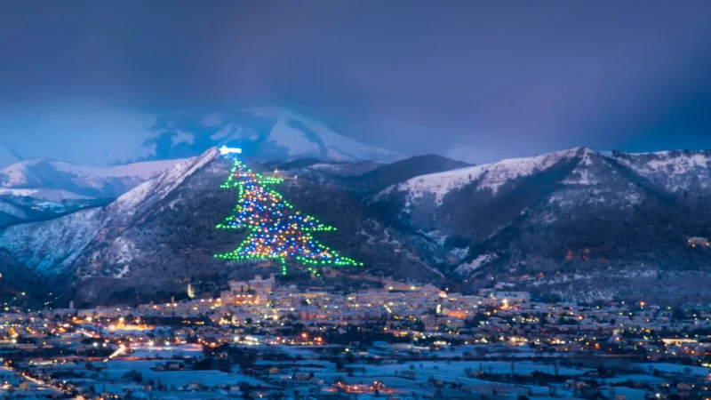Árbol de Navidad gigante en Italia (Gubbio) que mide 750m y se ílumina con luces en la montaña 