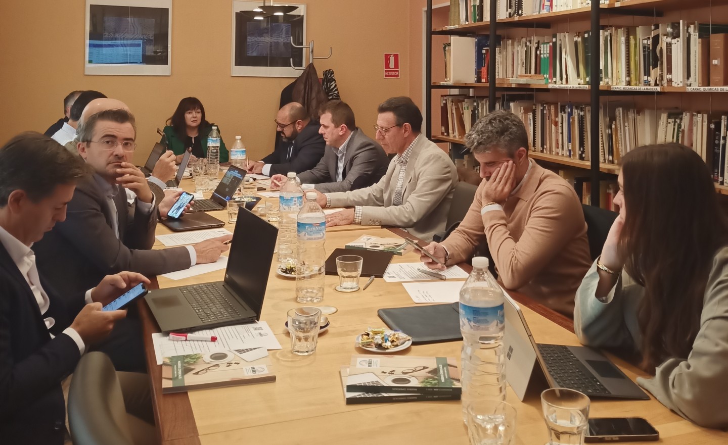 La junta directiva de la Asociación Española del Comercio e Industria de la Madera (AEIM) en una reunión ordinaria