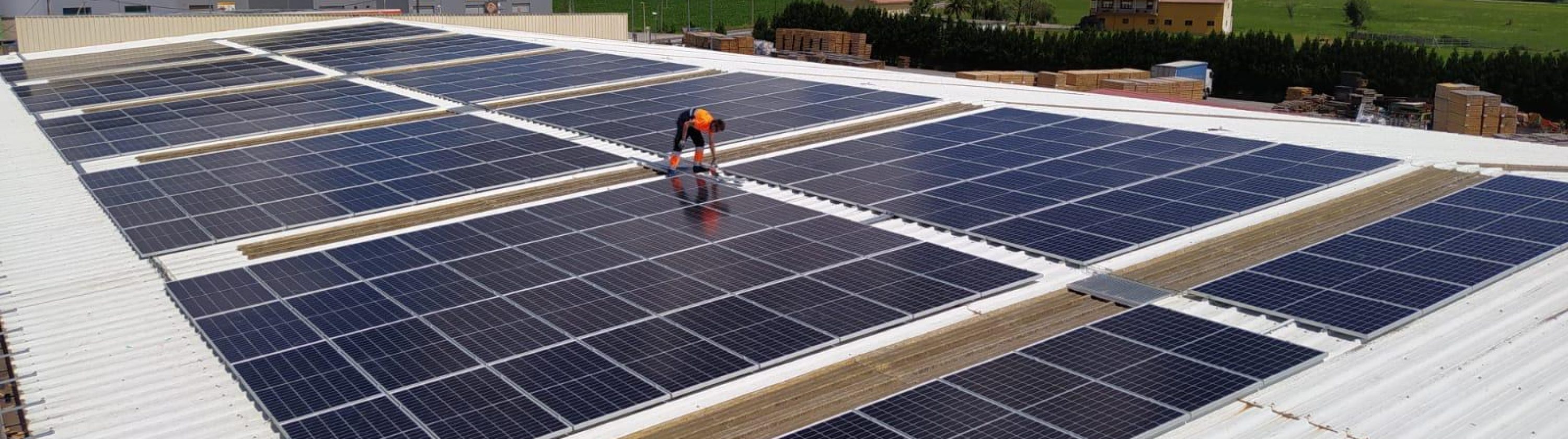 Placas solares instaladas para conseguir la eficiencia y sostenibilidad energética en el desarrollo de nuestra actividad.